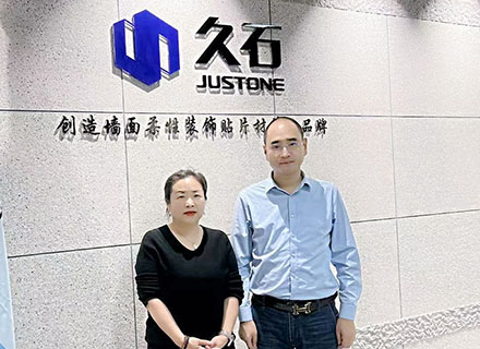 中國(guó)建筑裝飾協(xié)會(huì)材料應(yīng)用分會(huì)秘書長(zhǎng)梁宏瑀蒞臨浙江久石佛山辦事處參觀指導(dǎo)